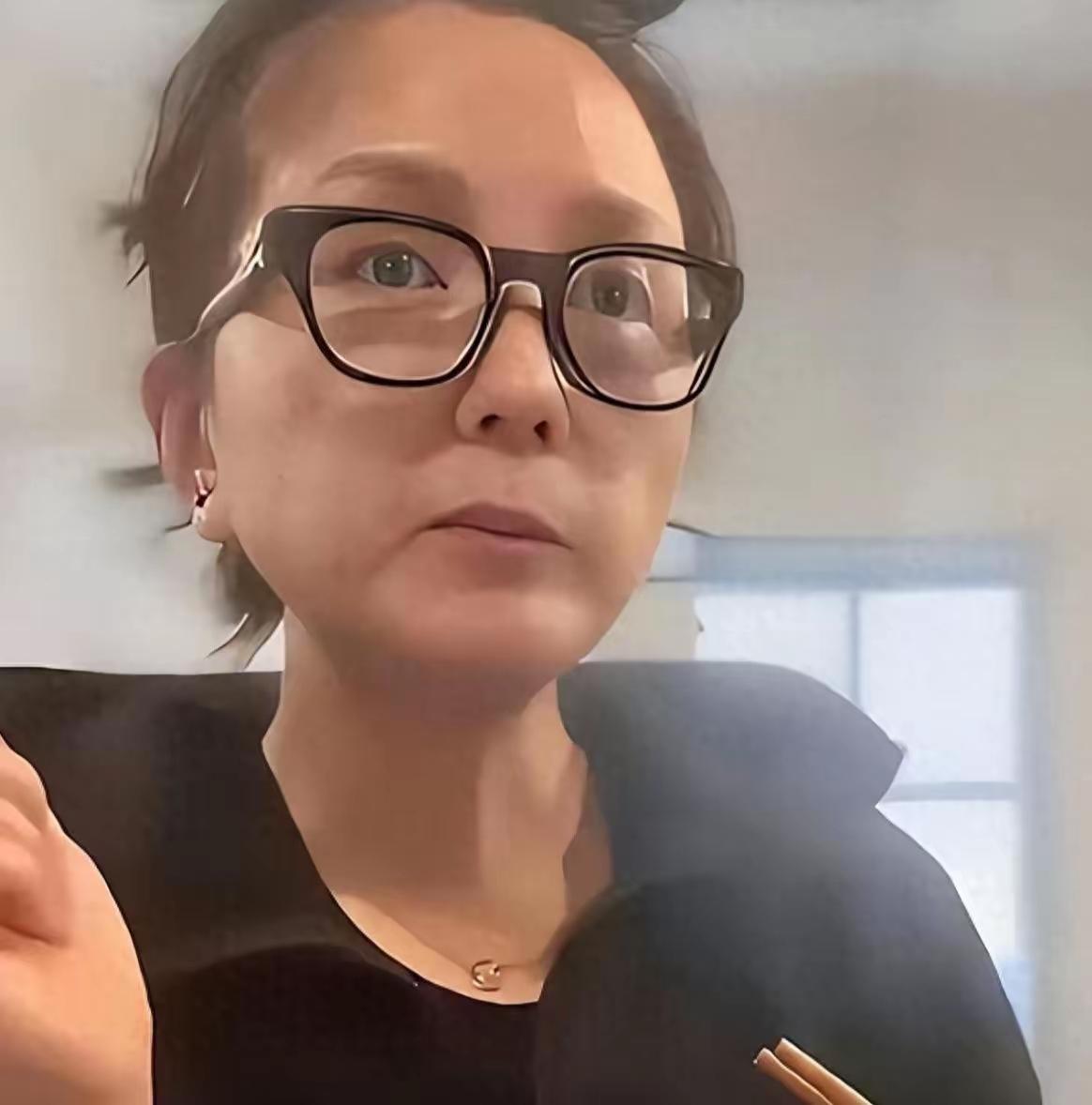 何洁这是顶风上？闫学晶直播间卖惨翻车，她又冒出来重蹈覆辙。说每个月支出6位数来抚