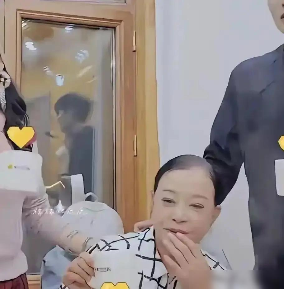 74岁刘晓庆在台上说着说着，一把薅掉假发，满头白发直接亮给镜头。现场先愣了两秒，