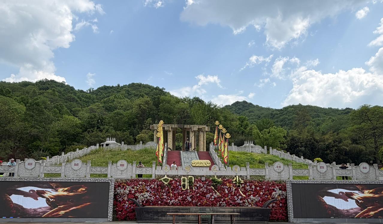 我最近听了两个朋友的家事，越想越心酸，越想越感动。一个朋友说，他父亲八十七岁