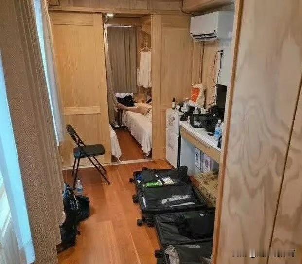 亚运会男篮队员睡的单人床铺长度只有1米95，包括中国男篮全体队员在内，敢情男篮是
