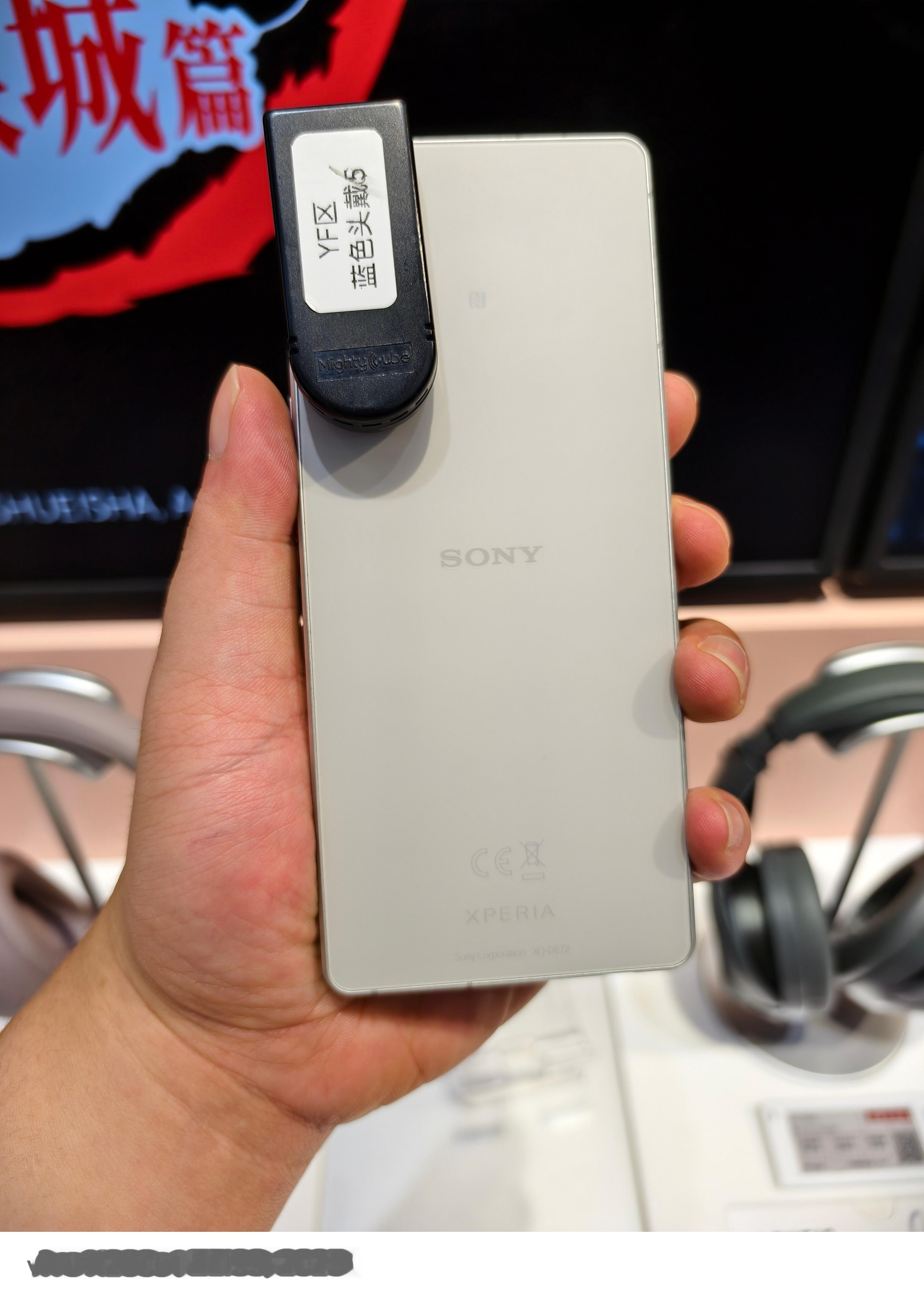 周末路过了索尼的门店看了一下虽然索尼手机退出了中国市场，但是还是能在门店里当个耳