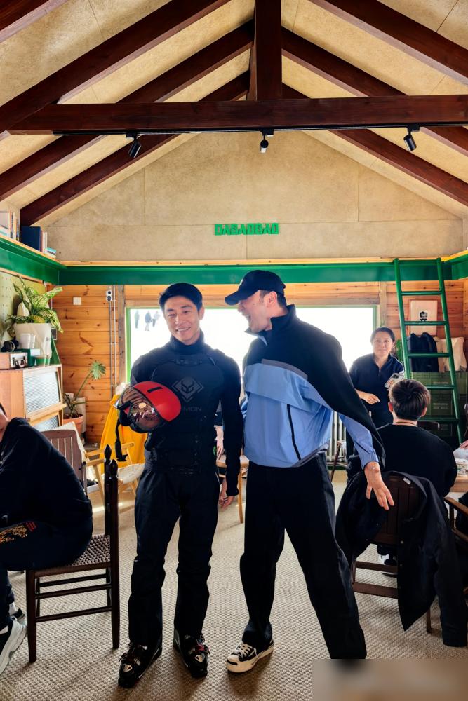 春晚穿帮，尼格买提差点当场社死，救他命的，偏偏是那个天天损他的撒贝宁。台上