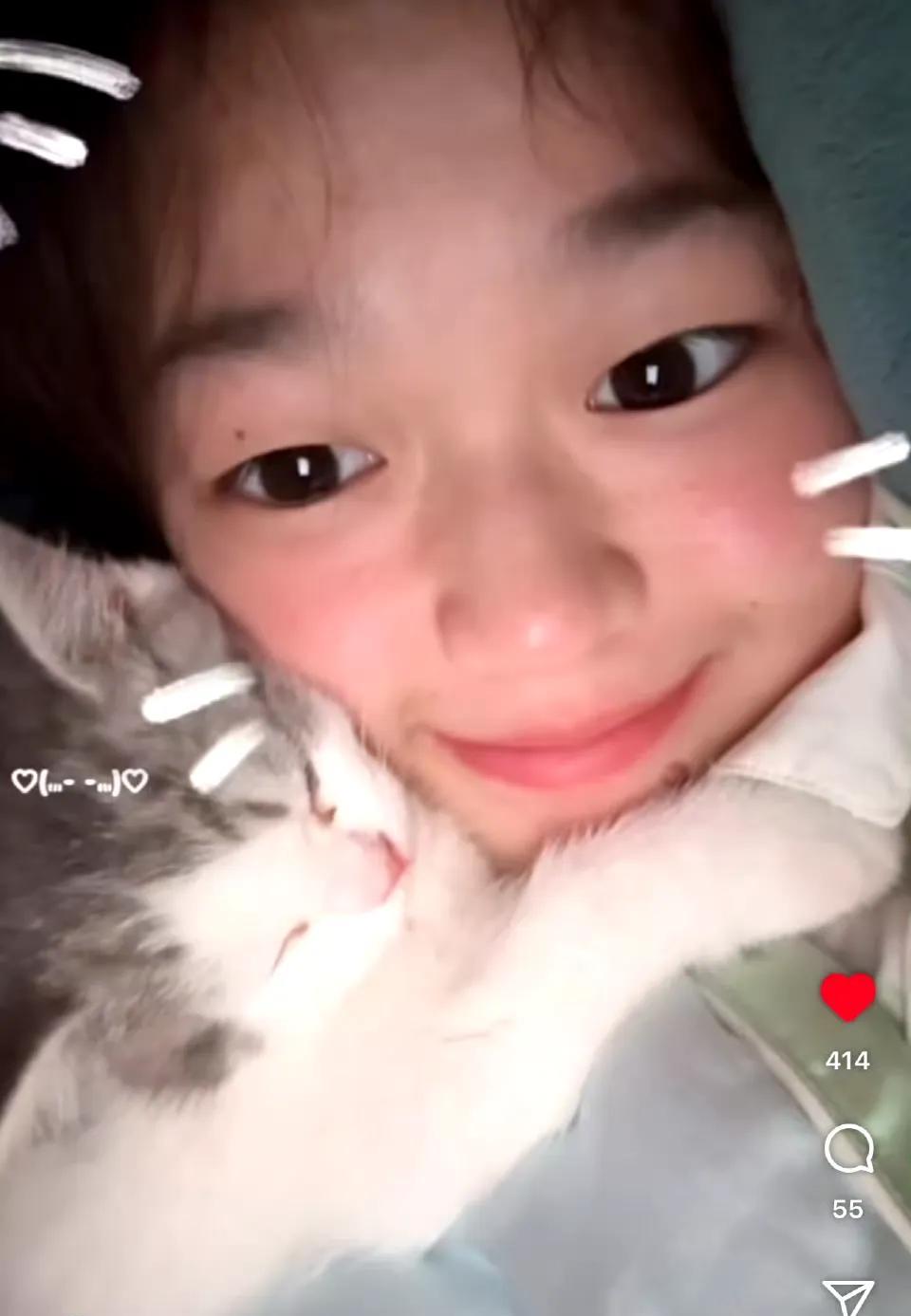 08月01日，全红婵抱着小花猫一起出镜，看上去心情和状态蛮好的，小脸蛋好像也瘦了