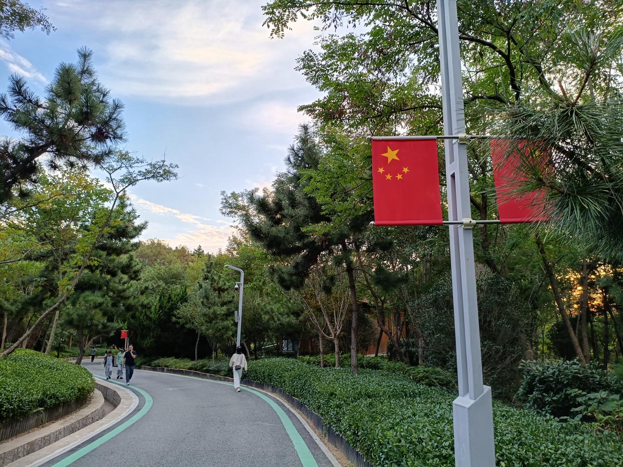 国庆是个普天欢庆的日子，天公也来作美。秋风微微吹过带来久违的清爽。