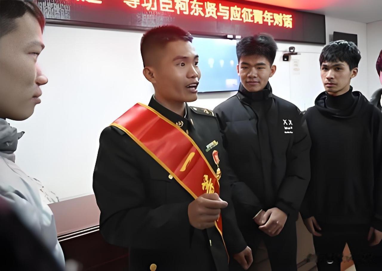 救到第4个人时，他被死死锁住喉咙，直挺挺往黑水底沉。体力早就透支，腿肚子疯狂抽筋