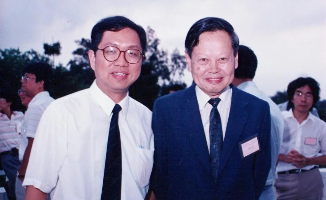 1992年7月，这是在杨振宁先生70岁生日庆祝会上，丘成桐（左）与杨振宁合影。丘