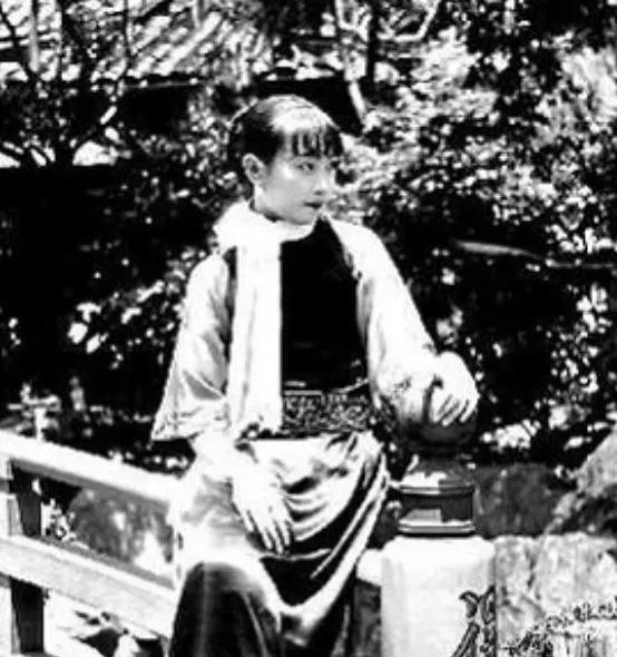 1940年深夜，民国大美女郑苹如，被秘密押到小树林执行枪决。特务垂涎她的美色