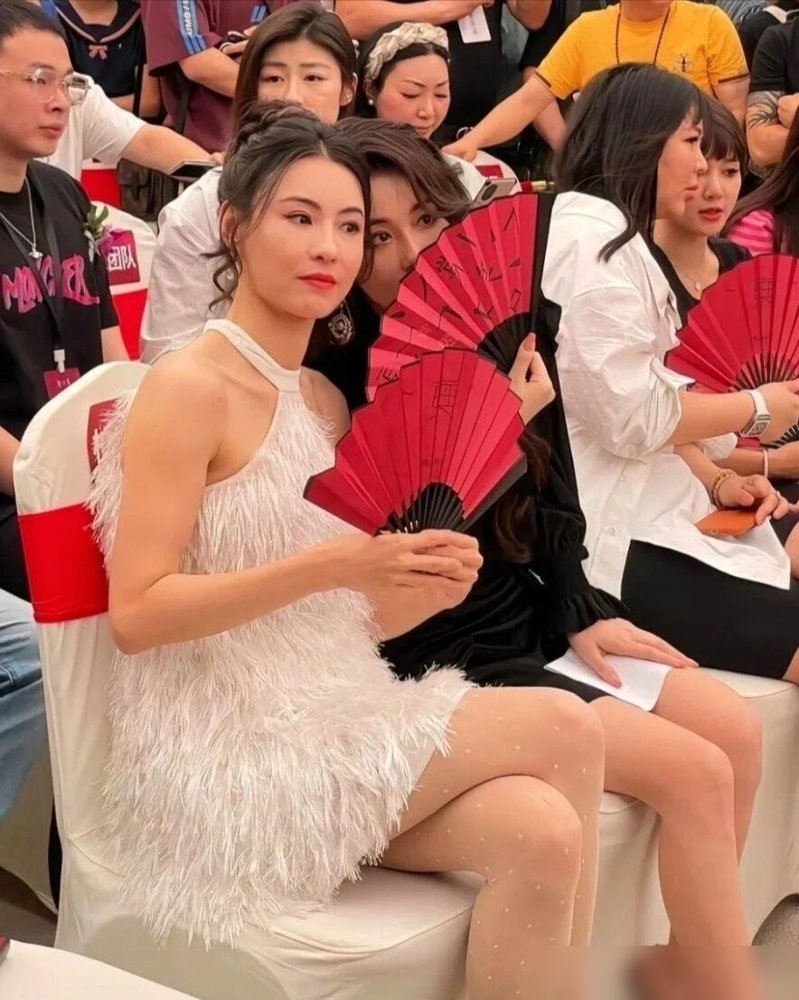 张柏芝街边被偷拍，白色羽毛短裙，46岁这腿这腰，谁信她生了仨？路人镜头没美颜没滤镜，随手一摁，状态直
