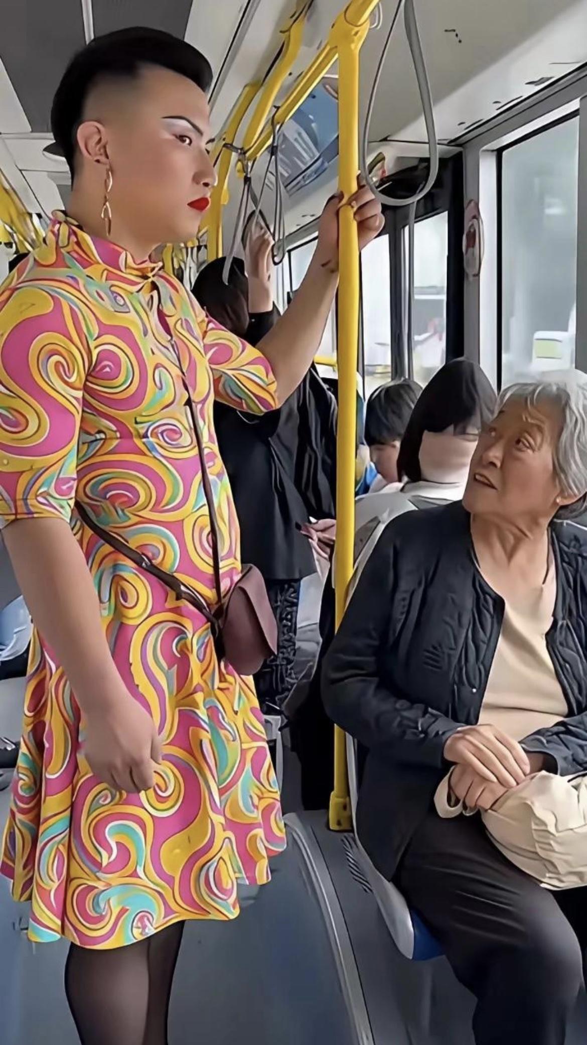 换谁都是和大妈一样表情吧[捂脸哭][捂脸哭][捂脸哭]