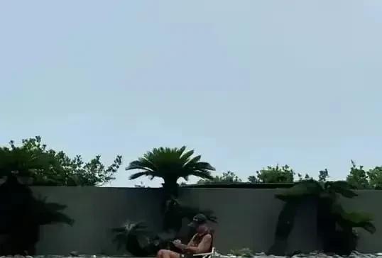 具俊烨在哪里？以前，湾湾媒体报道说，光头女婿情意深，天天守在金宝山。然后
