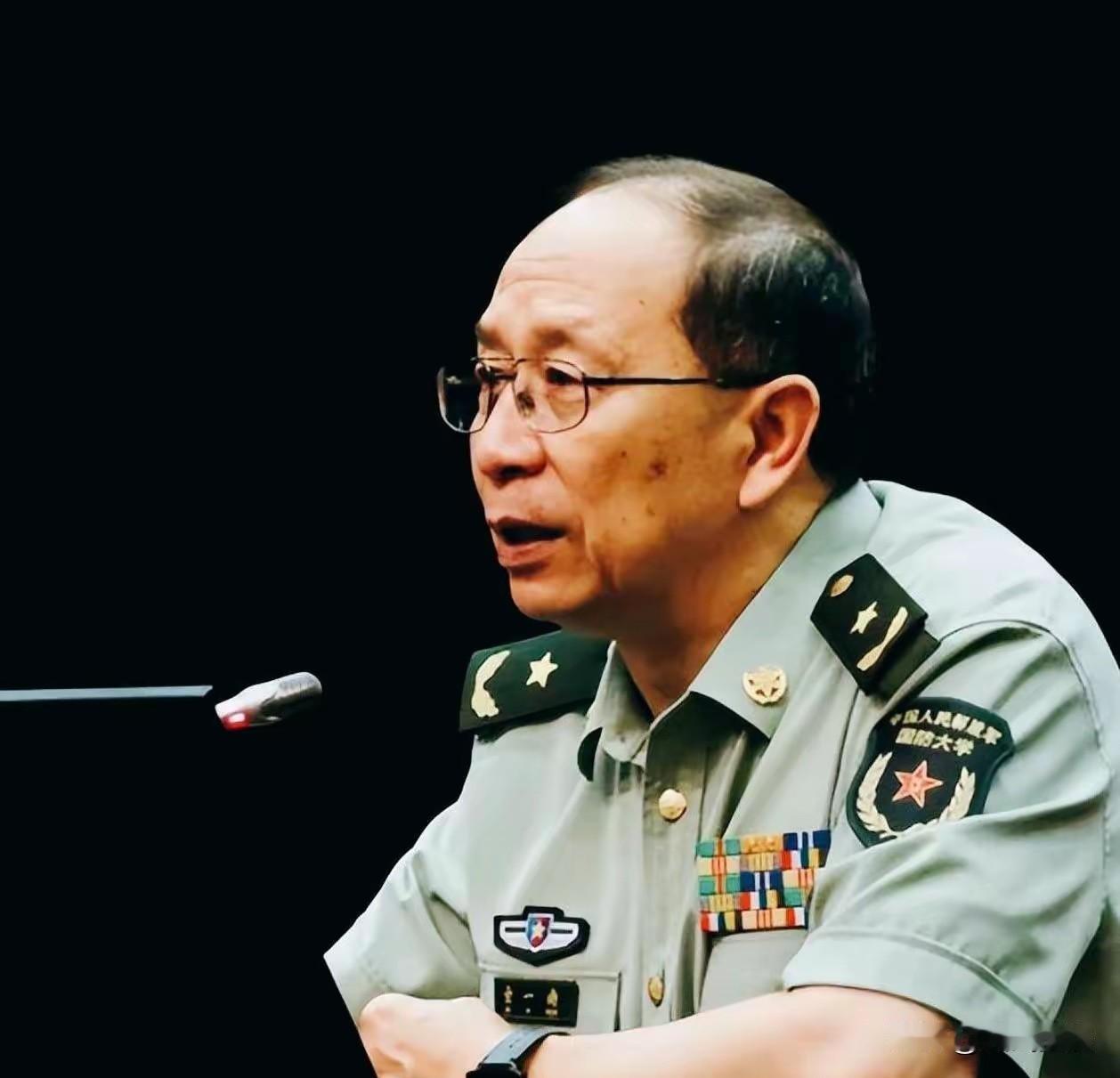 一次，金一南被问："为什么英国宁愿归还富得流油的香港，却以损失6艘军舰、10多架