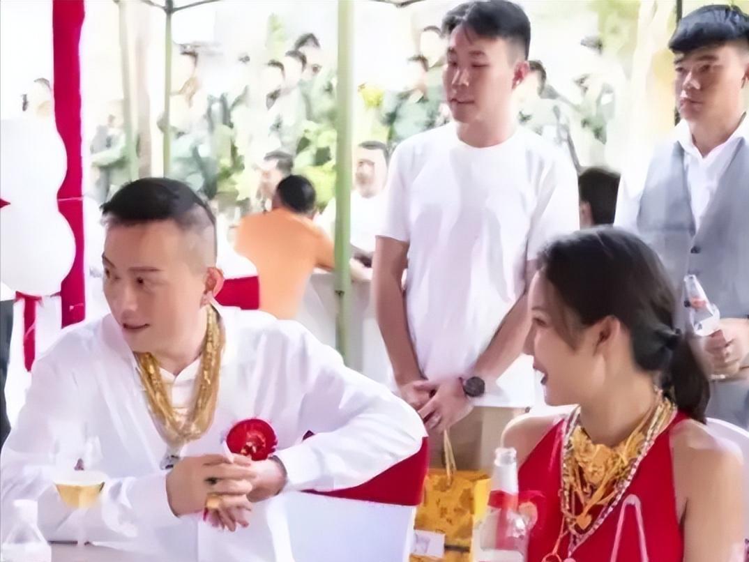 “驸马爷”曹强力，现在管半个老街的枪。12月白所成一纸公告，把他摁进民兵大队副