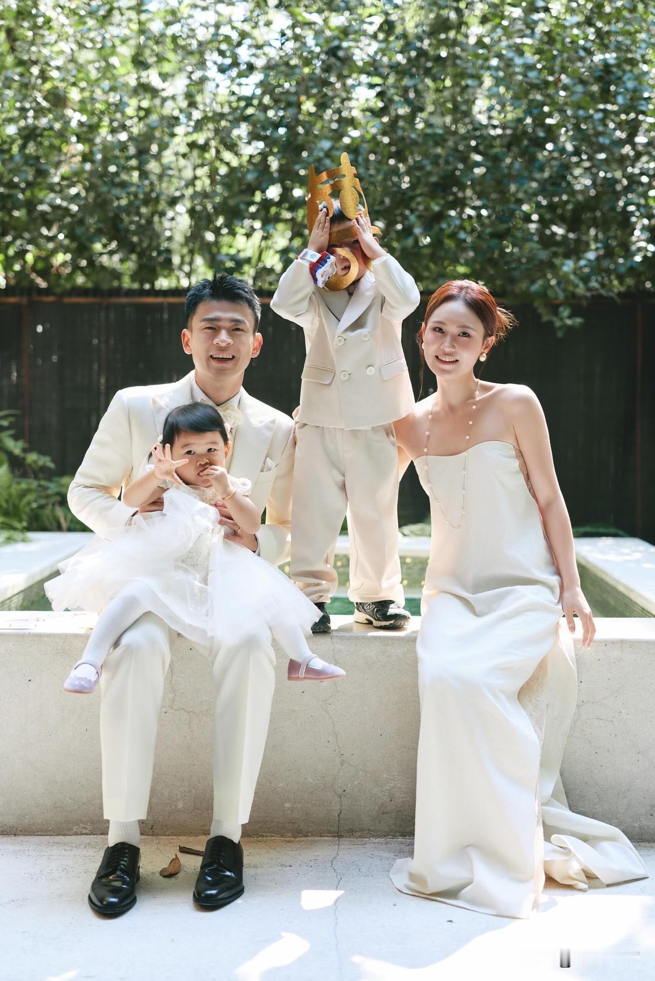 一直很好奇奥运会羽毛球冠军郑思维的妻子从事什么工行业，特意查证了一番，才知道她本