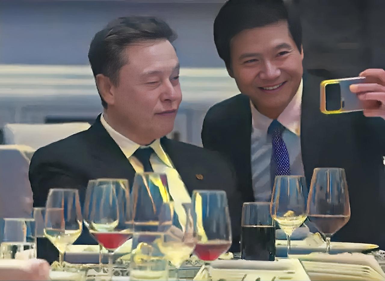 这是雷军在宴会上主动走到马斯克身边自拍合影。雷军先是走到马斯克身边拍拍肩膀与他握
