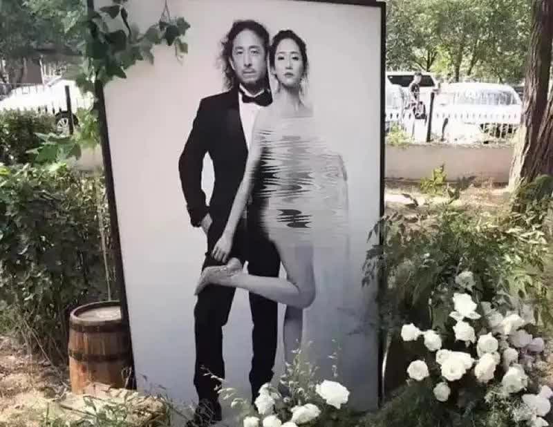 三宝和万千惠的婚礼迎宾照，真是太有个性了，不仅用了黑白色调，女方的造型更是大胆前