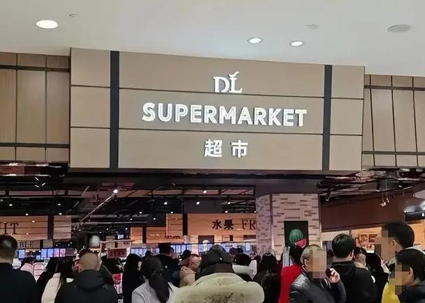 胖东来前脚官宣不续租，房东后脚连夜开会，租金下调近两成，再送半年免租期。这条件