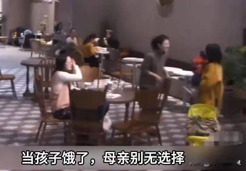宝妈在餐厅掀起衣服喂母乳，隔壁桌女生看到后怒骂：“你这样太不文明了，等下我男朋友