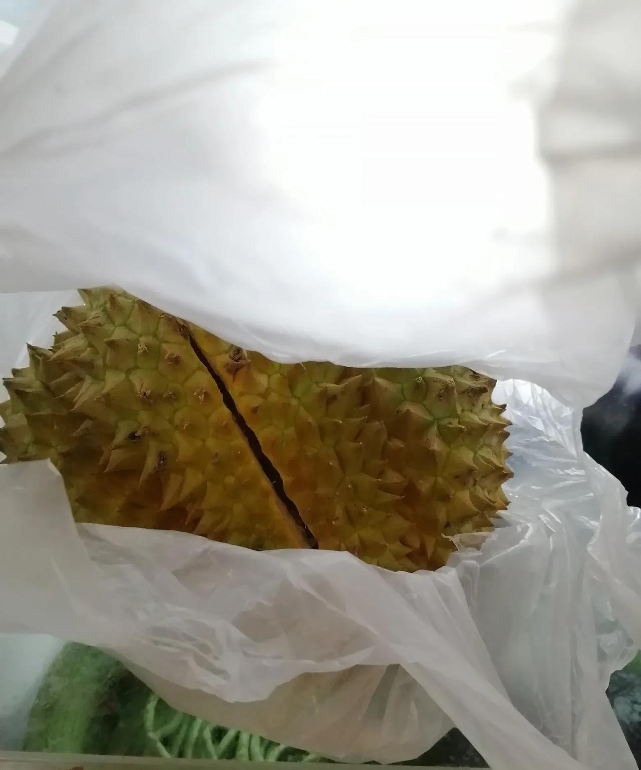 今天我豁出去了，我第一次花血本买了榴莲，超市的榴莲降价了，而且是泰国金枕榴莲，1