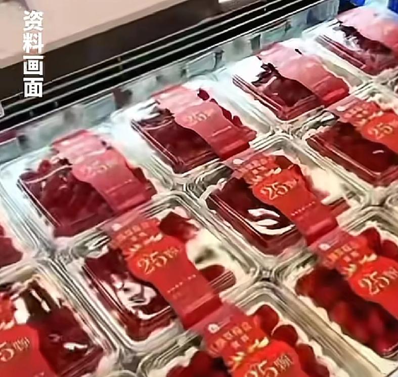 最近很多人买了一家连锁超市，做出的草莓蛋糕第一口却咸到怀疑人生是的，没有听错，