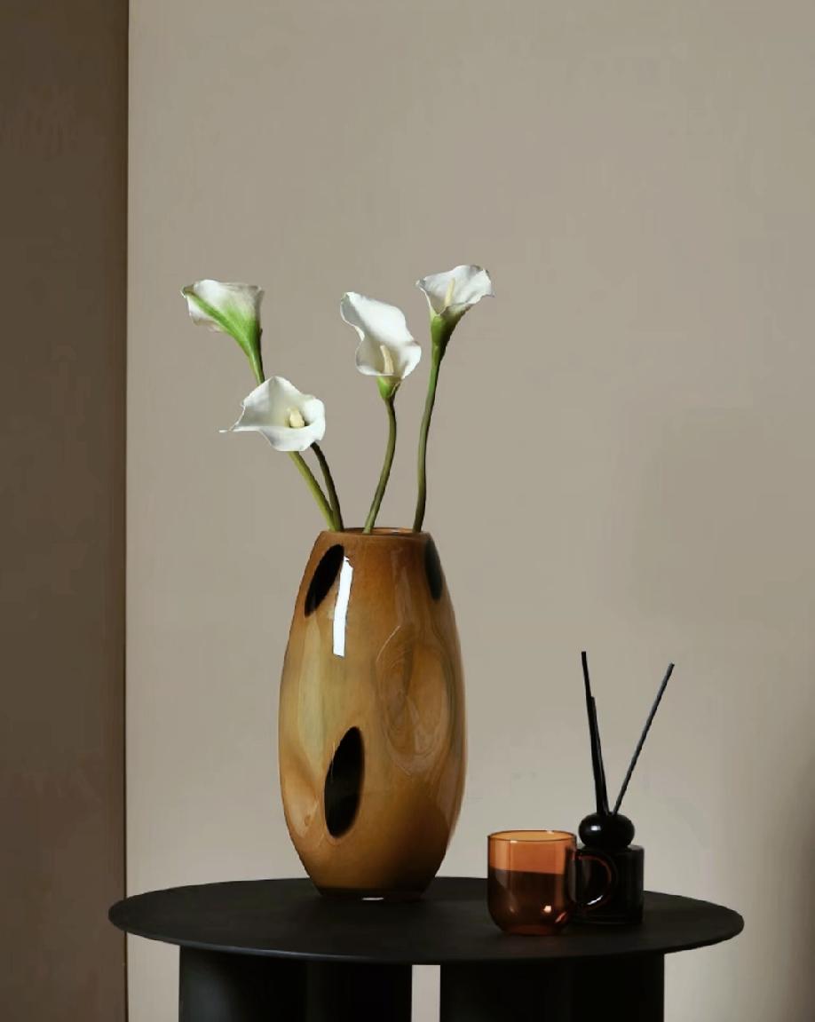 李敖说：“一个人混社会，礼貌没有用，谦逊也没用，热心肠也没用，忠厚老实更没用。