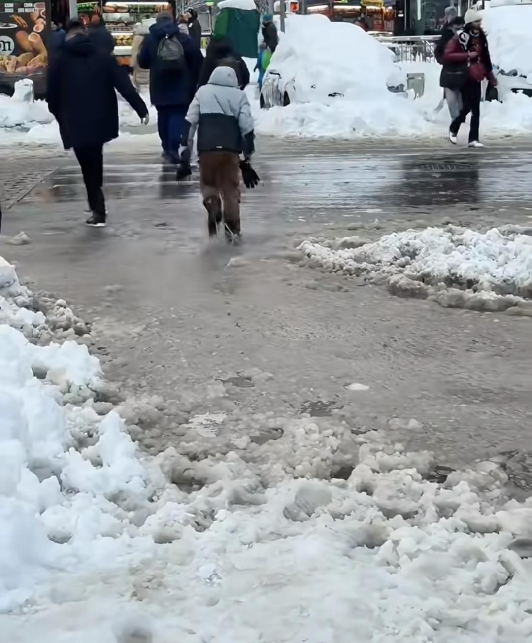 不敢相信，这是纽约街头。一些积雪还没来得及清理，气温上来了，雪开始化了。