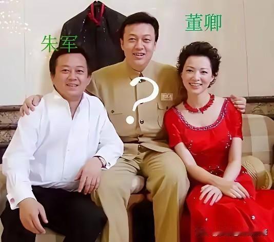 两边全是家喻户晓的央视春晚名主持！气质端庄大方、嗓音出众、满腹才华，几乎人人都认