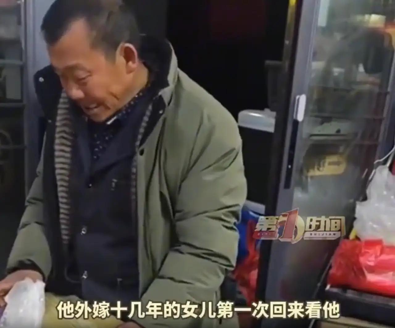 重庆云阳，一男子除夕夜没有在家里吃饭，反倒是一直站在街上张望，一位店家看到后就邀