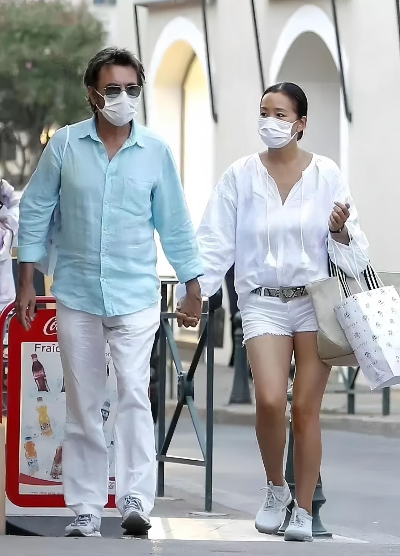 巩俐真的很爱她的法国籍老公，昔日两人出行逛街的画面。巩俐被老公牵着手，她一只