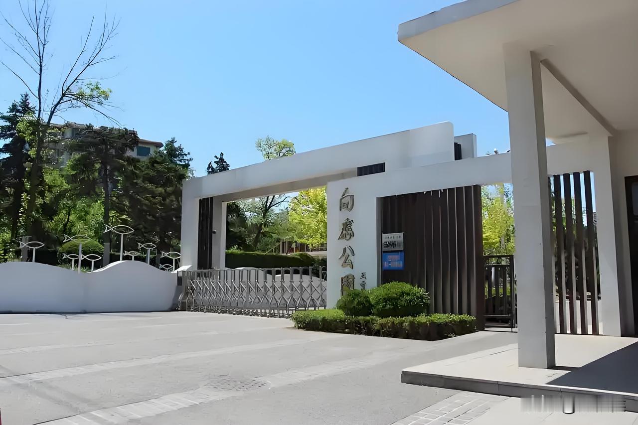 大连金州动物园位于金州解放路北端，1998年入驻旁边的小区时，还很高兴。可当99