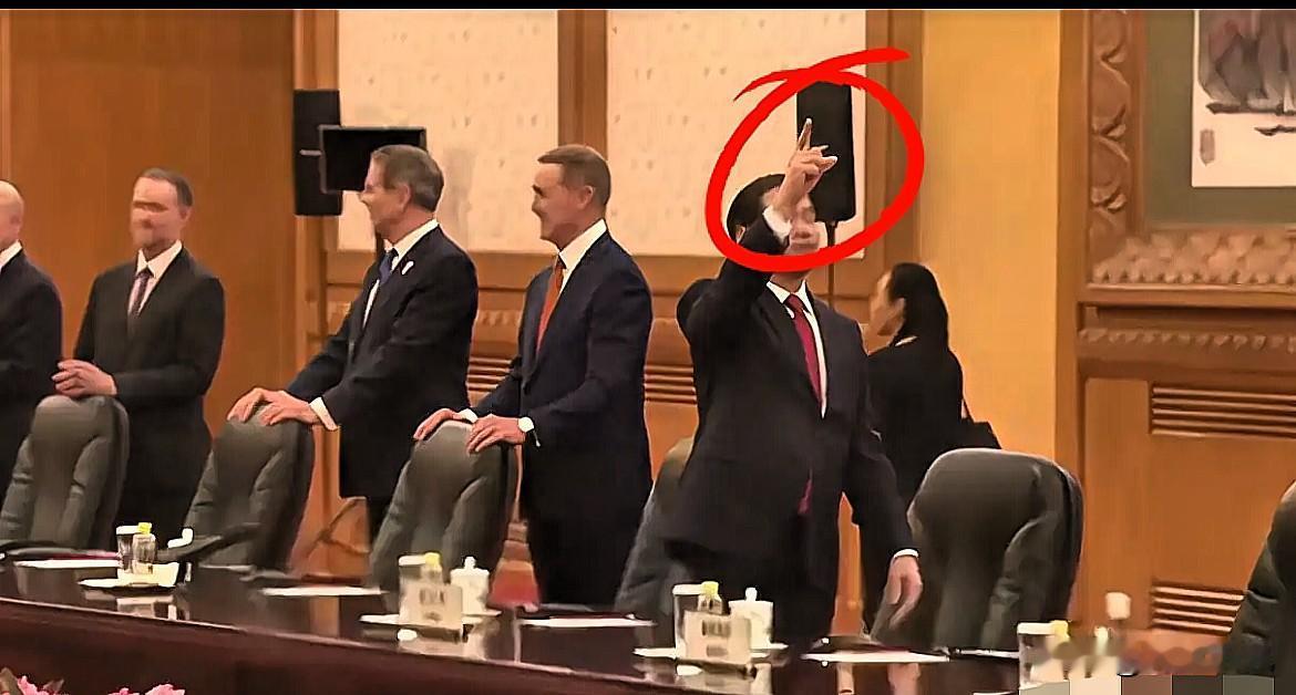 看鲁比奥那表情，这还是他头一回踏进咱们的人民大会堂！进了东大厅，这哥们儿眼
