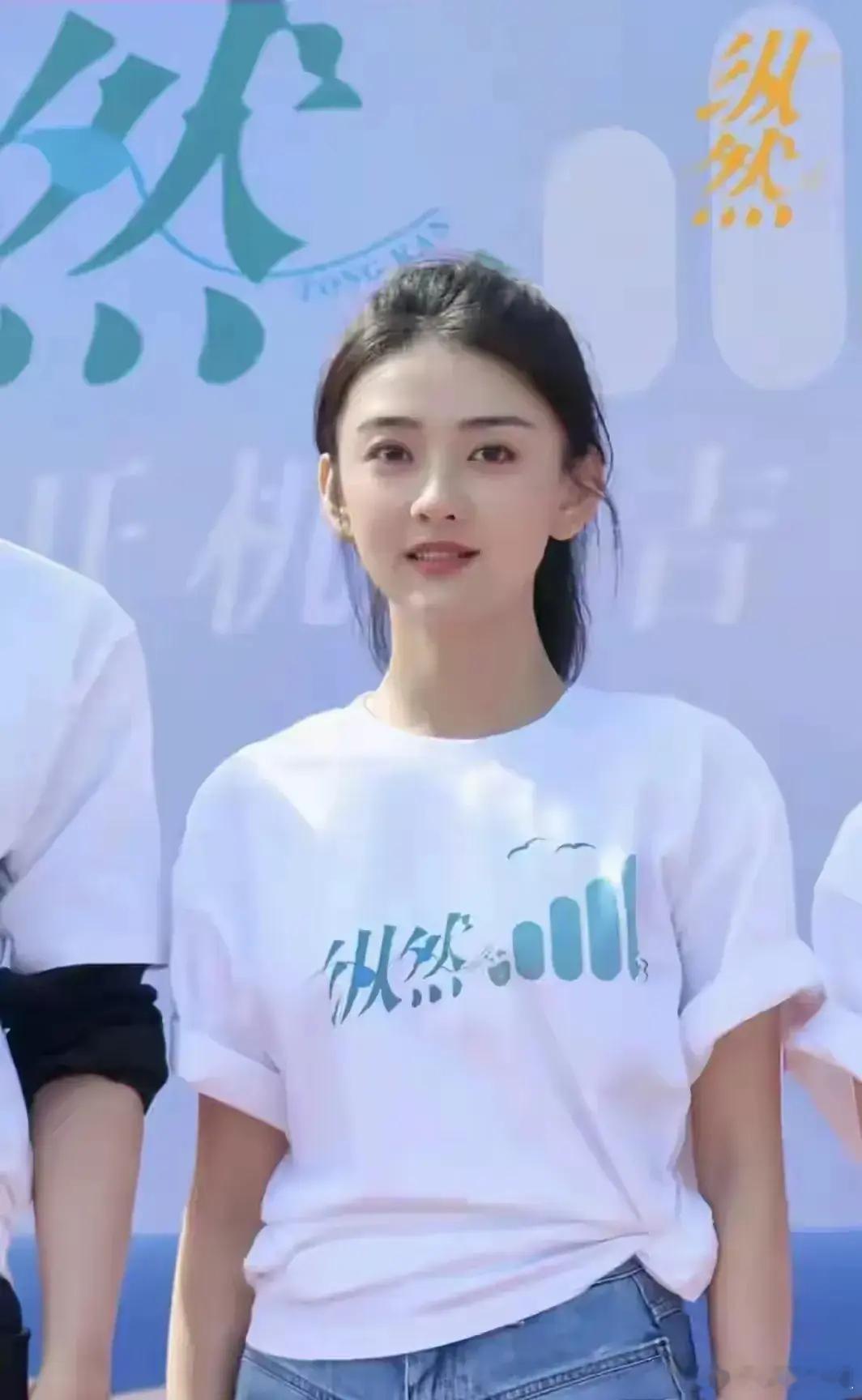 梁洁不愧是军区大院长大的，这气质干干净净的一般人真没有！​​​