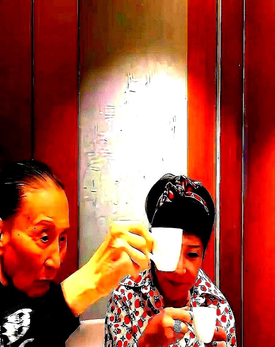 狄波拉现任老公，抢着给谢贤买单，这饭局你敢信？谢霆锋一声不吭，筷子一伸，把