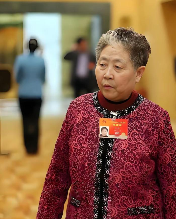 2018年，记者问老干妈的创始人陶华碧:“老干妈为什么一直用这家玻璃厂的玻璃瓶，