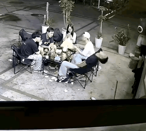 这一看就是几个混社会的酒局，但凡有一点社会阅历的人，谁会做出这样的事呢？