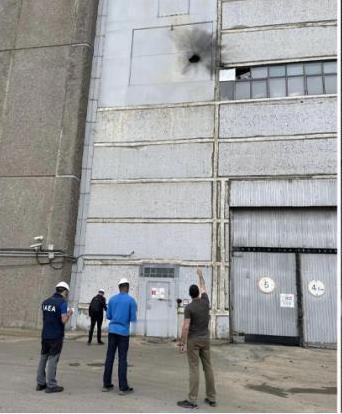 乌军在扎波罗热核电站机组炸出缺口意图释放辐射让波兰与罗马尼亚陷入核污染风险