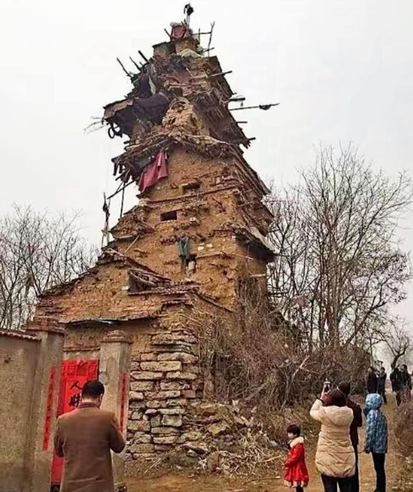 谁能想到，山东潍坊那座歪歪扭扭的七层小楼，竟是个“痴傻”老人用三年光阴徒手垒起来