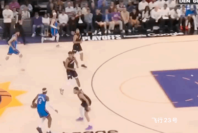 亚历山大制造犯规名场面！上一场是谁大喊我不需要罚球的呢？