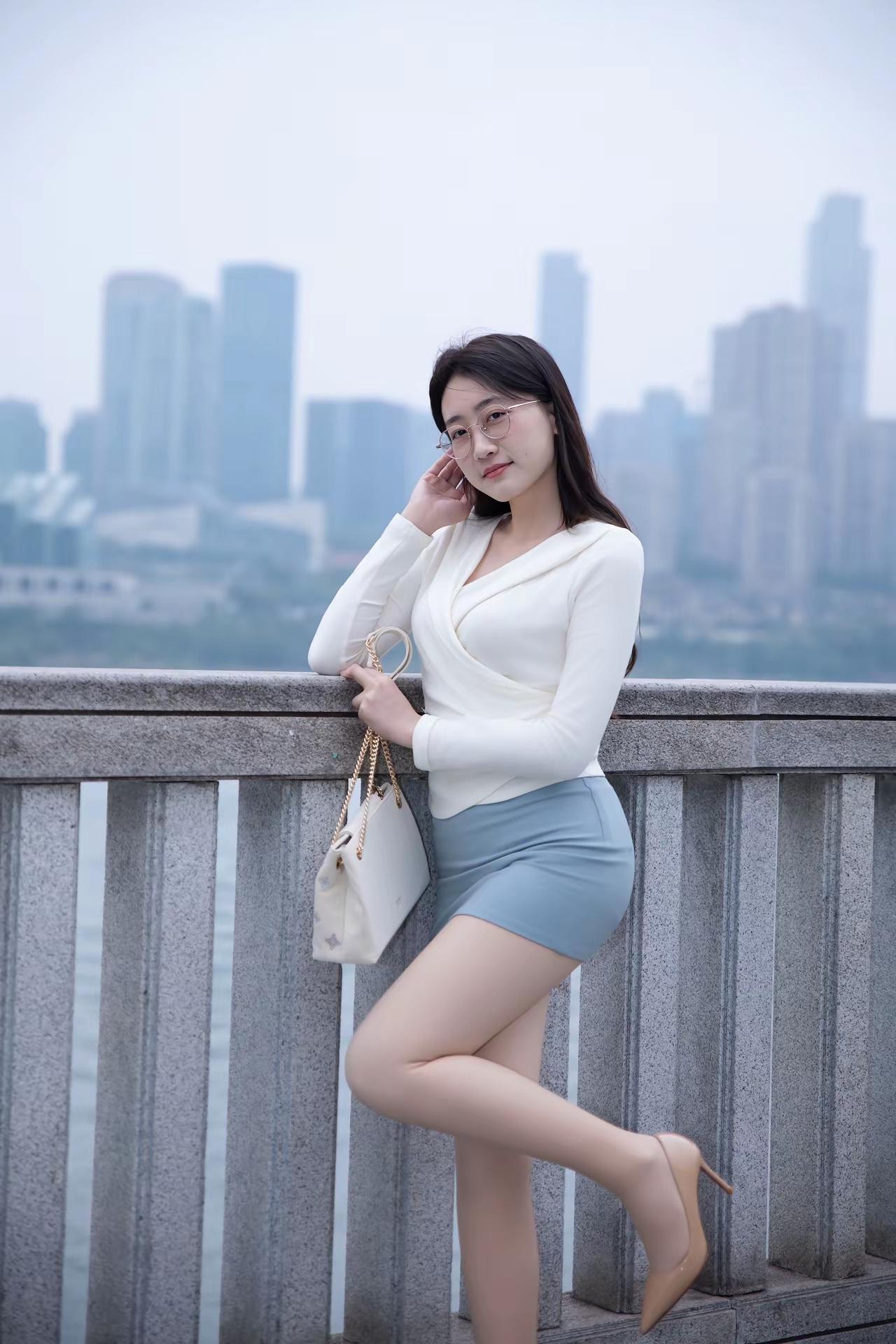 这姑娘靠在栏杆上，风景不错。微胖身材该怎么穿搭