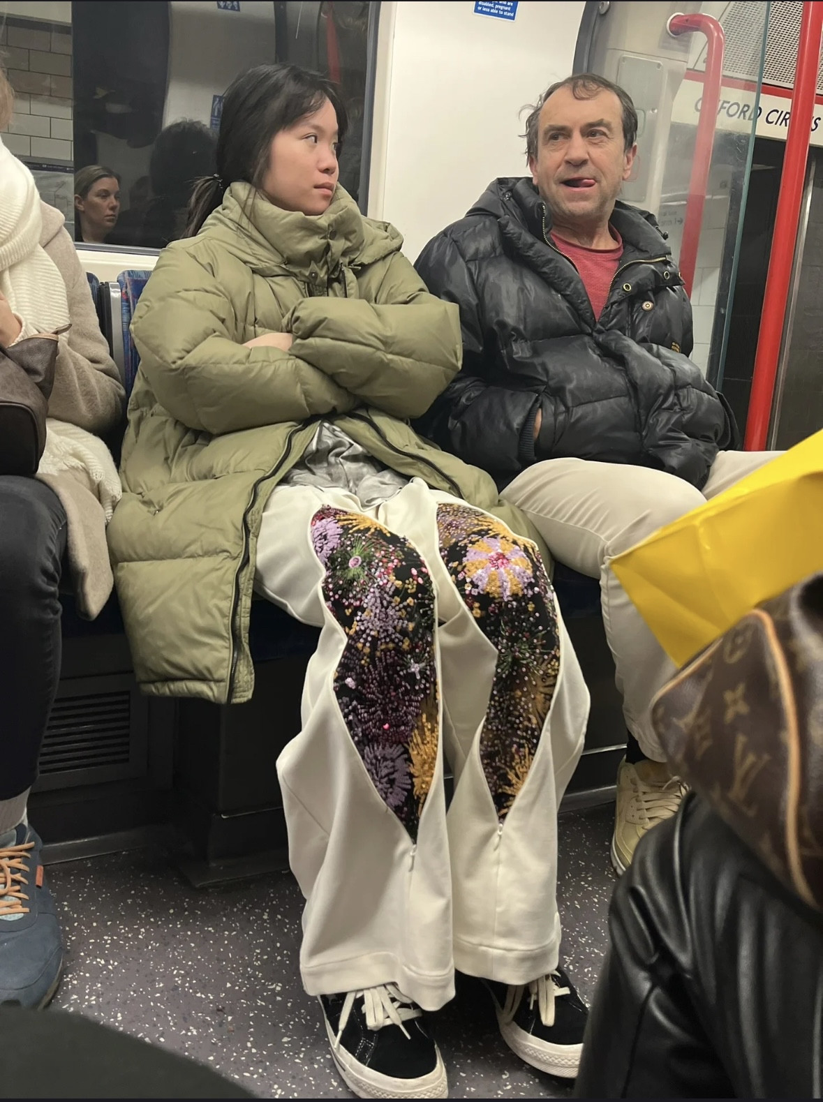 这裤子个性吧，也不知道是那个天才的杰作
