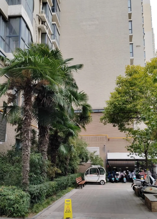 我表弟发愁坏了！表弟失业后找了一个保安工作，工资只有2700块钱，马上9月1号