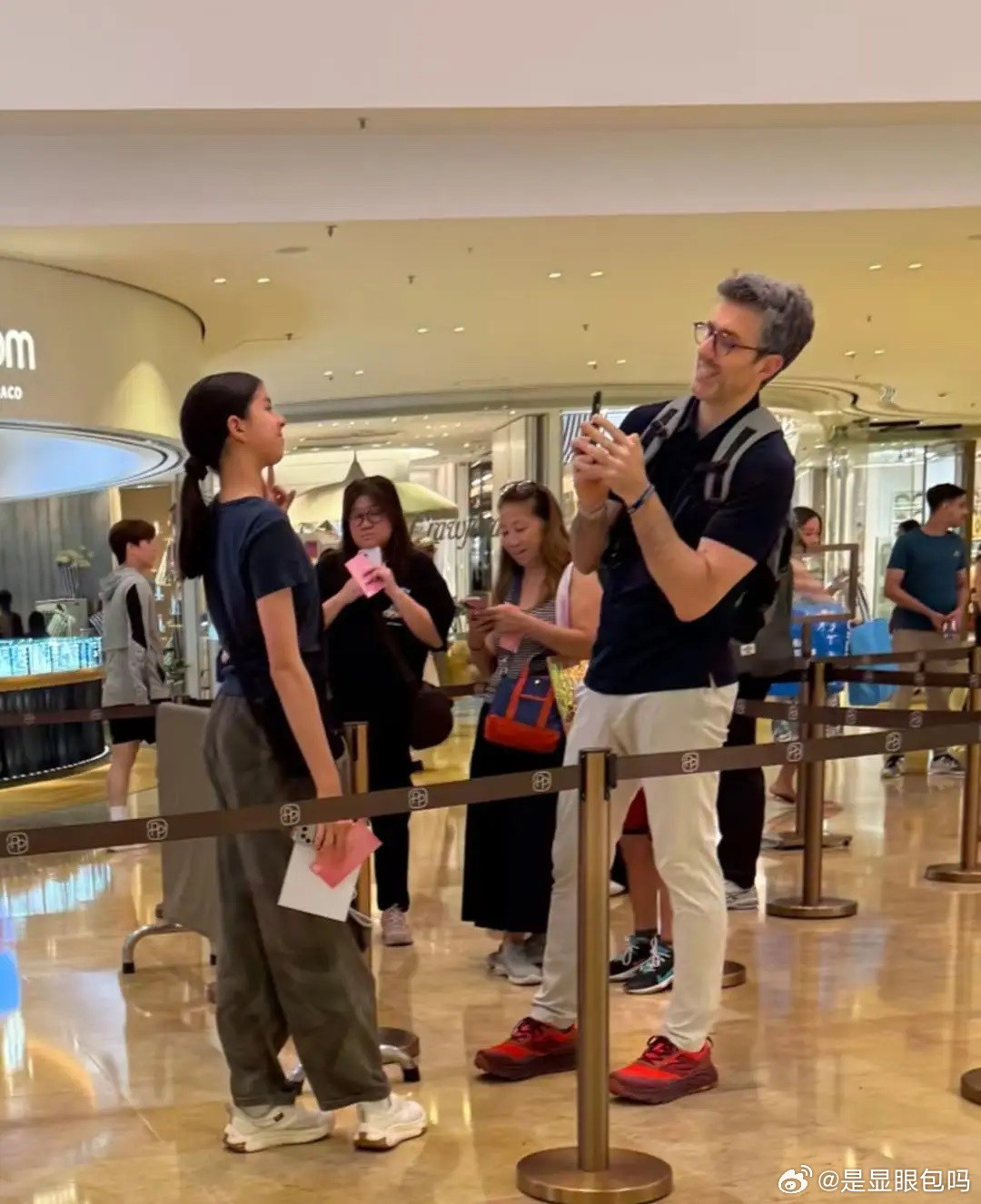 在香港商场偶遇梁咏琪老公和女儿，11岁女儿身材高挑，五官长得端正，气质与众不同，