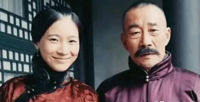 1924年，八岁的张学思在学校被老师打了一顿手板，他呜呜哭着说：“我爹是张作霖，