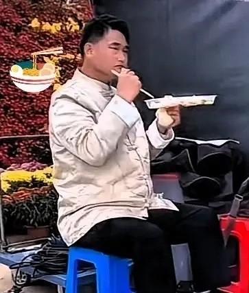 商演结束后，主办方把朱之文领到一张全是陌生人的桌子前。他看了一眼，没说什么，坐