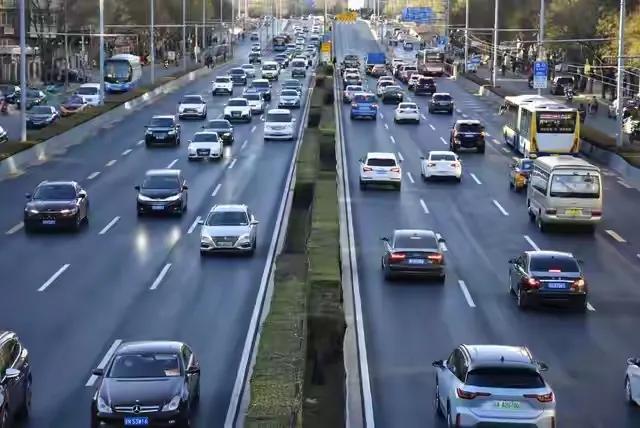 为啥我们电车满街窜，国外却死抱着油车？其实是有原因的。政策方面，中国给电车诸多