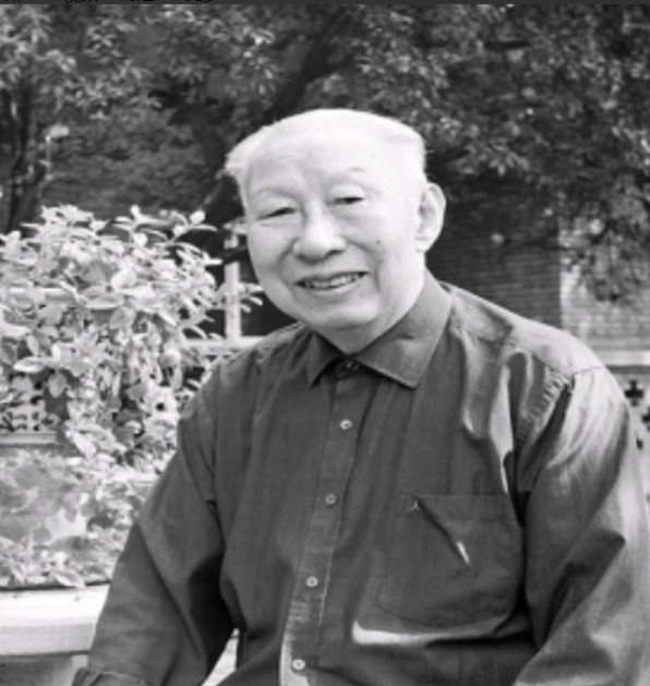 1943年，15个日本兵被八路军堵在窑洞之中，我军想让他们放下武器投降，但他们不