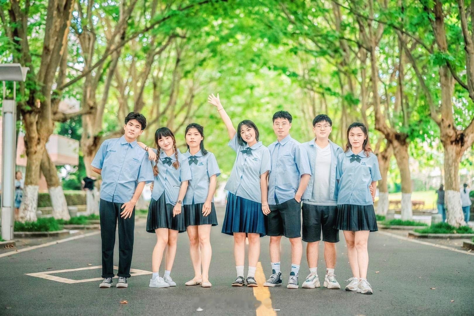 四川农业大学雅安校区梧桐把夏天的阳光筛成碎金，落在我们并肩站着的这条路上。风从