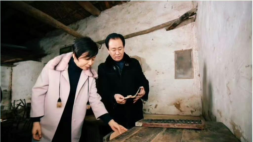 2018年，恒大许老板带着妻子“衣锦还乡”，回到河南太康老家，与当年的老乡、同学