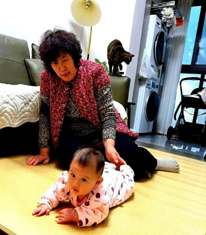 婆婆退休金每月4500元，我在家全职带娃零收入。想让婆婆搭把手带娃，老人家不