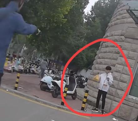 学校门口惊现外卖刺客，外卖小哥蹲守抓现行，原来是一白衣服男生所为。因为被偷了多次