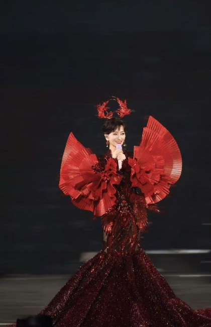 “法拉利老了还是法拉利！”在赵雅芝身上体现的淋漓尽致。红毯仙裙自带柔光滤镜，摇